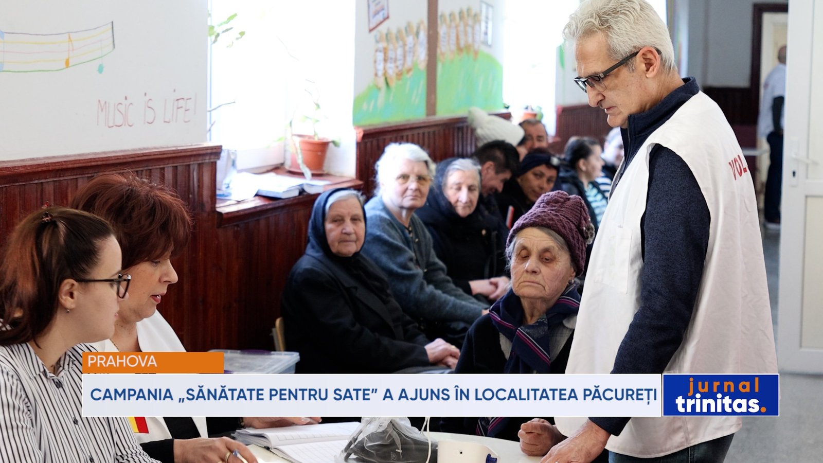 Пожилые жители села Пэкурець ожидают регистрации на бесплатный медосмотр, волонтёр в жилете помогает с оформлением документов