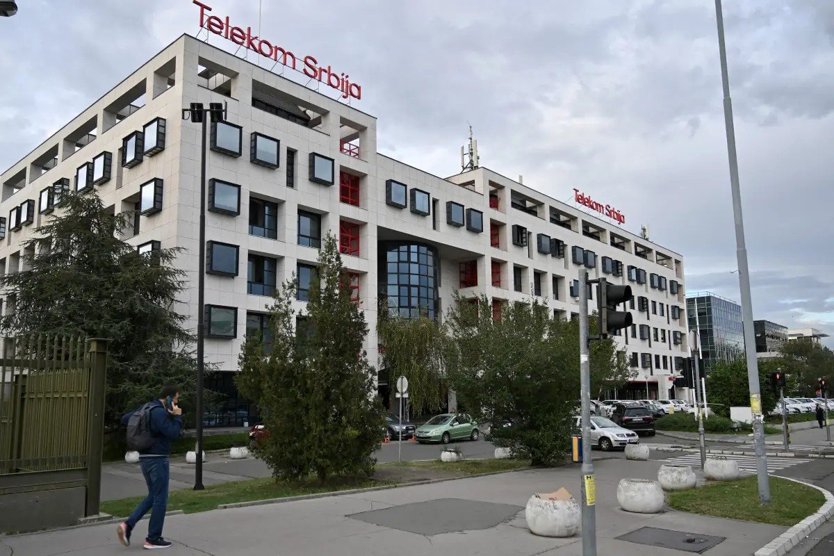 Штаб-квартира компании Телеком Сербия в Белграде — многоэтажное офисное здание с красной вывеской «Telekom Srbija» на крыше, вид с улицы