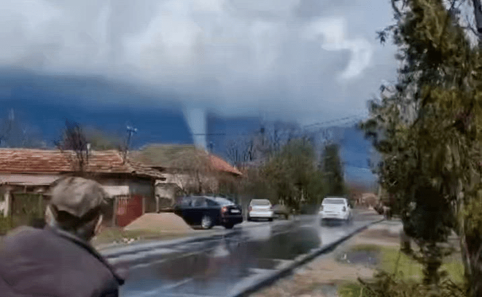 Воронка торнадо над селом в Телеормане