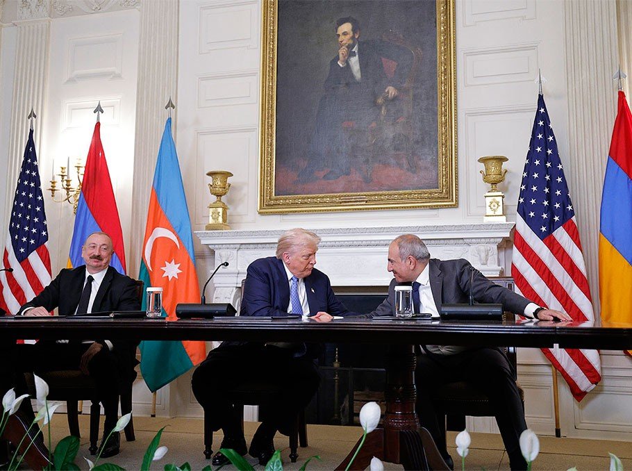 Трёхсторонняя встреча: президент Азербайджана Ильхам Алиев, президент США Дональд Трамп и премьер-министр Армении Никол Пашинян в Белом доме / Mediamax / mediamax.am