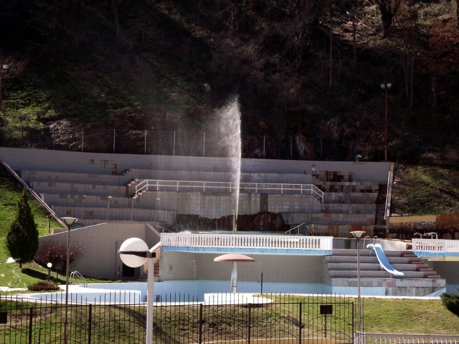 Открытый термальный бассейн с бьющим из земли гейзером на одном из сербских бальнеологических курортов, на заднем плане — амфитеатр для зрителей