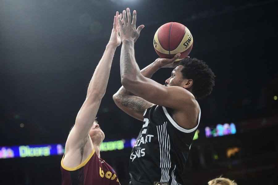 Игрок «Партизана» выполняет бросок через защитника «Босны» в матче АБА-лиги