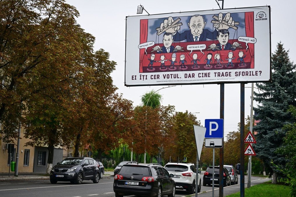 Антикоррупционный билборд в Молдове с карикатурой, изображающей Путина кукловодом, управляющим политиками, и надписью &laquo;Они просят твой голос, но кто дёргает за нитки?&raquo;