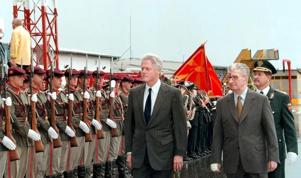 Историческое фото: президент Киро Глигоров с президентом США Биллом Клинтоном на смотре почетного караула, на фоне — македонский флаг. Фото: Fakti.bg
