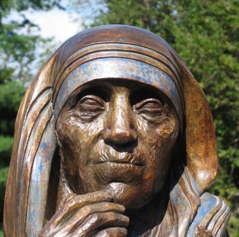 Крупный план бронзовой скульптуры Матери Терезы работы Васила Ракая — выразительная детализация лица и характерная патина
