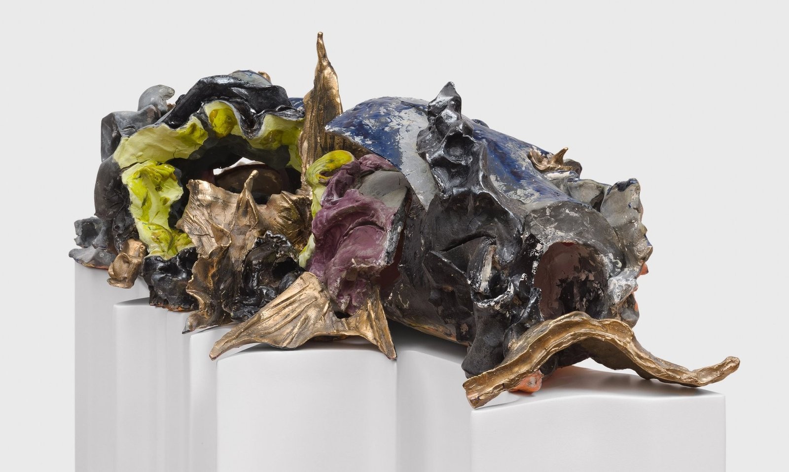 Бронзовые скульптуры Эди Рамы на белых постаментах, представленные на выставке