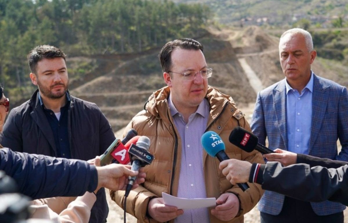 Вице-премьер Александар Николоски даёт пресс-конференцию на строительной площадке плотины Отиня