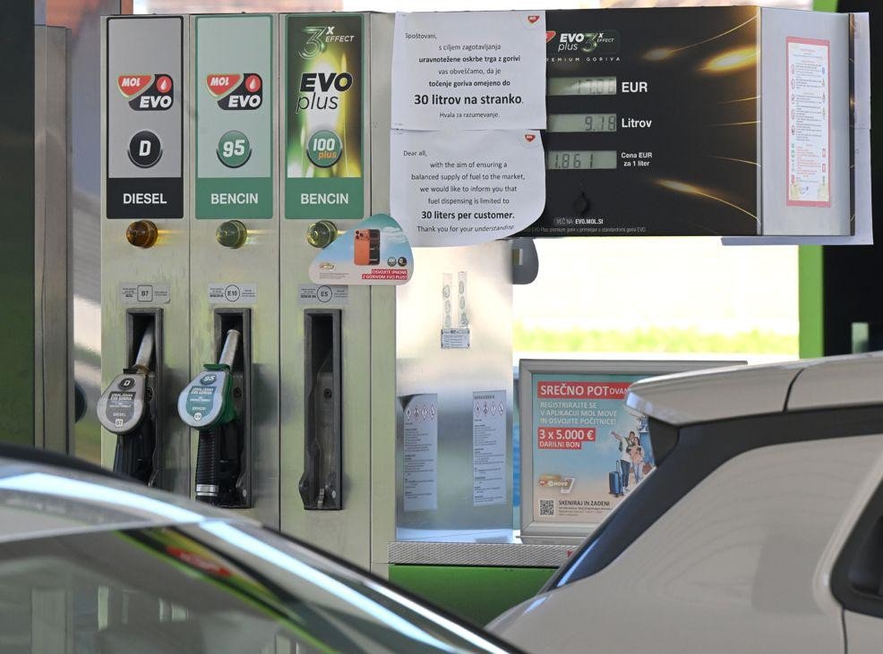 Заправочная станция MOL в Словении с объявлением об ограничении отпуска топлива до 30 литров на одного клиента