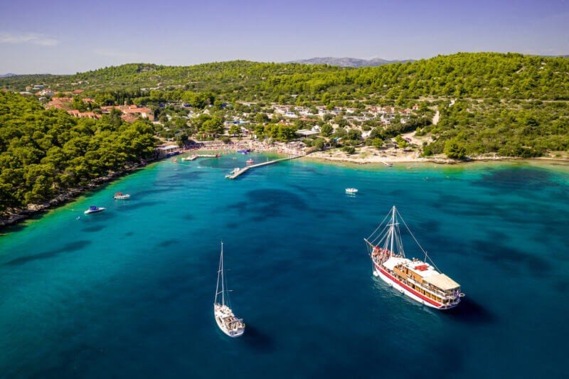 Вид с воздуха на хорватское побережье вблизи курорта The Garden Resort — бирюзовая вода, яхты и зелёные холмы