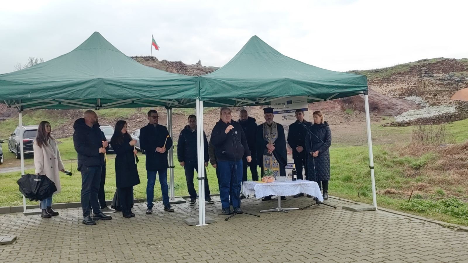 Торжественная церемония начала реставрации крепости Русокастро — участники мероприятия собрались под шатрами на фоне крепостных руин