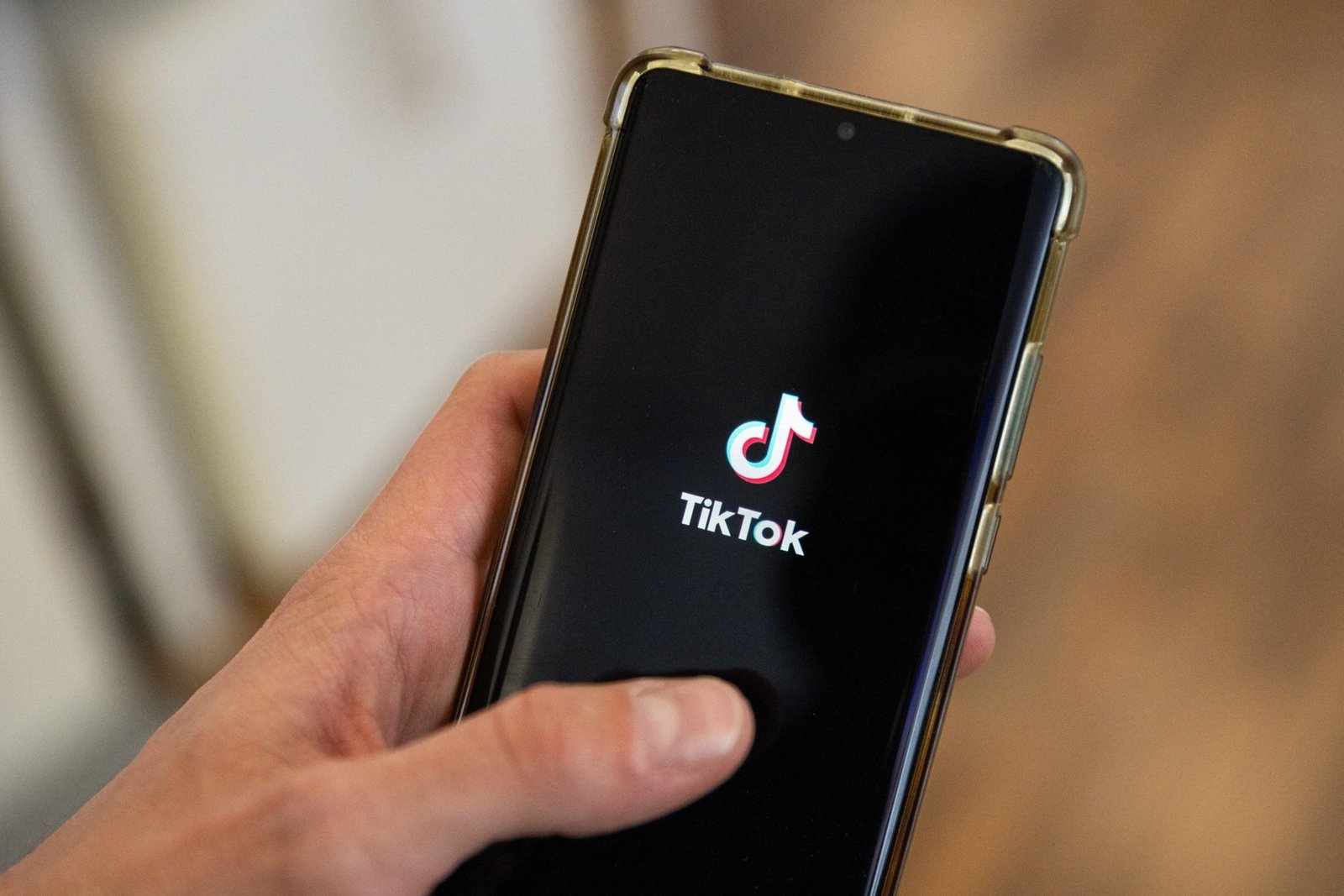 Смартфон с открытым приложением TikTok — одна из самых популярных платформ среди детей и подростков