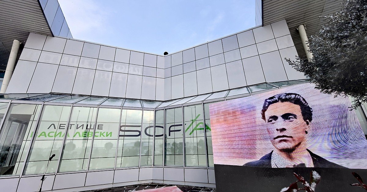 Фасад аэропорта Софии «Васил Левски» с портретом национального героя Болгарии на экране у входа