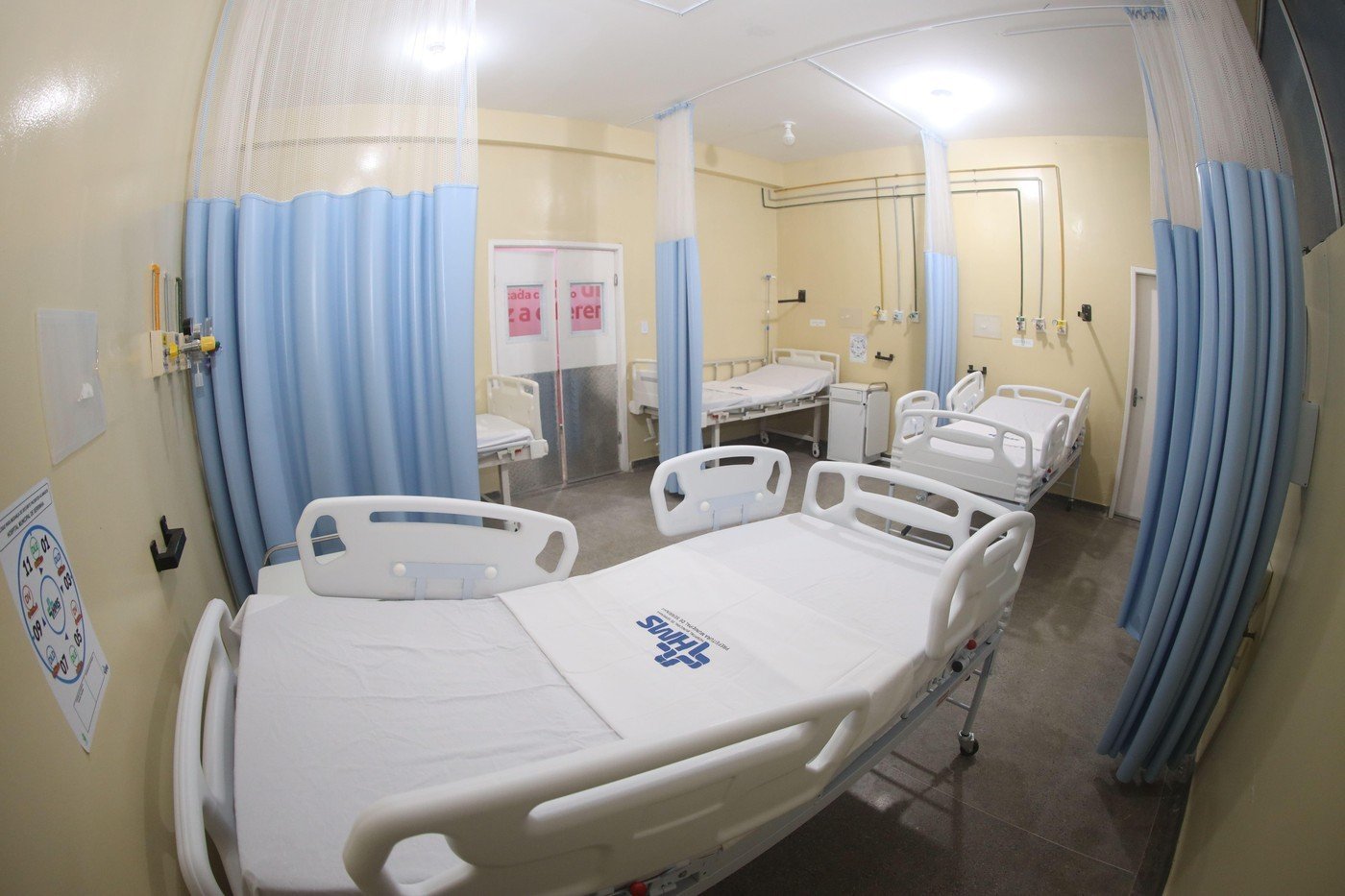 Пустые больничные койки в палате — медицинские учреждения готовы принимать пациентов, имеющих страховку