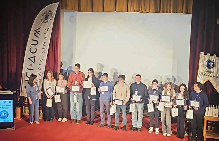 Участники Национальной олимпиады по лингвистике с дипломами на сцене в Синае