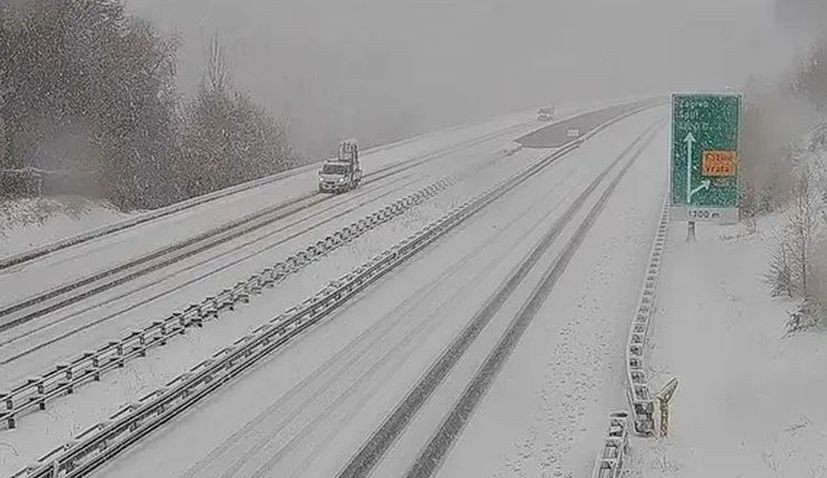 Заснеженная автомагистраль в Хорватии с ограниченной видимостью — одинокий автомобиль движется в зимних условиях