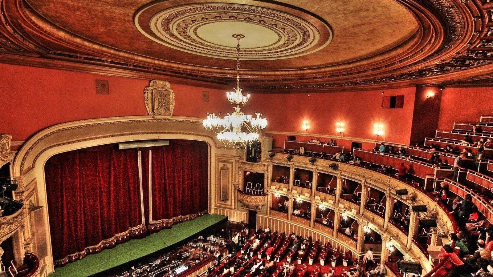 Зрительный зал театра во время концерта акции «Час Земли»