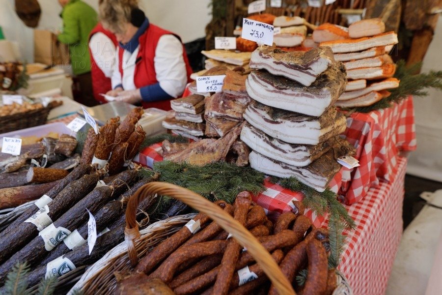 Рыночный прилавок с копчёным мясом, колбасами и салом на традиционном румынском продуктовом рынке