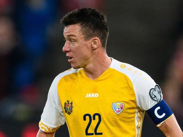 Полузащитник сборной Молдовы Вадим Рацэ с капитанской повязкой в выездном матче