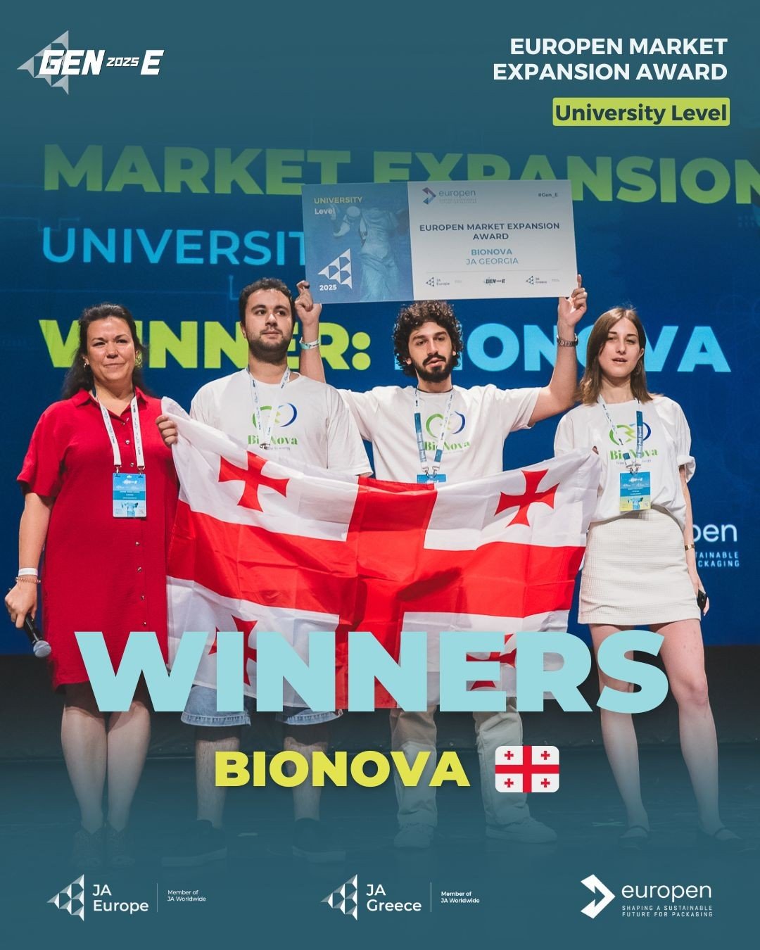 Команда BioNova празднует победу на конкурсе Gen-E 2026 в номинации Europen Market Expansion Award с грузинским флагом