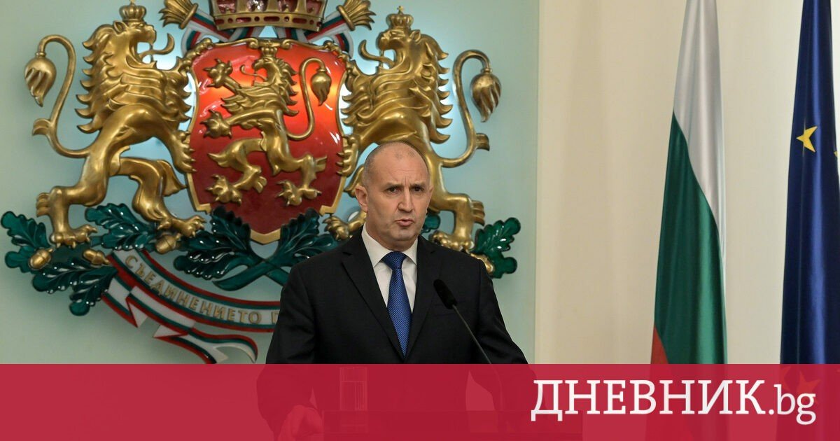 Румен Радев выступает за президентской трибуной на фоне герба и государственного флага Болгарии