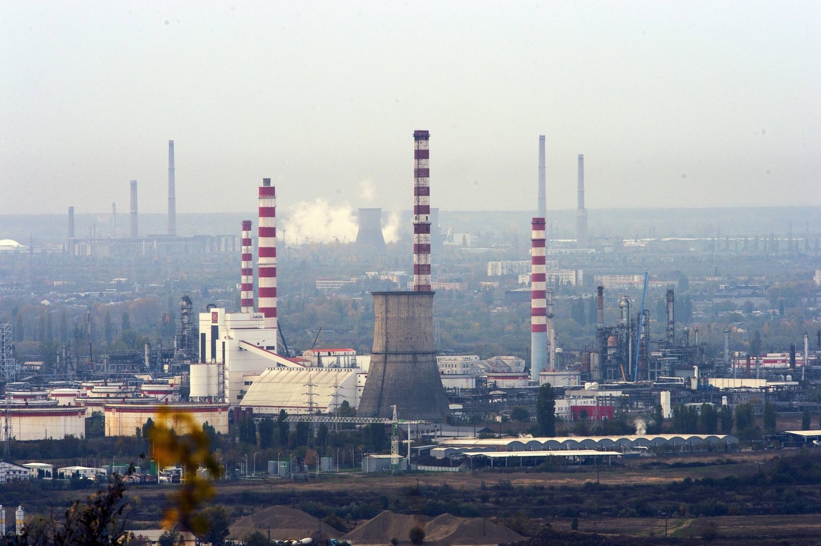 Панорама нефтеперерабатывающего комплекса с градирнями и промышленными трубами