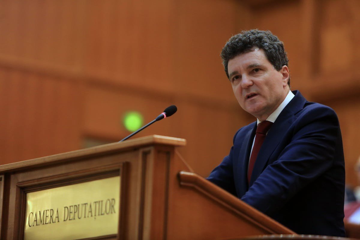 Румынский политик выступает с трибуны Палаты депутатов во время обсуждения вопроса о размещении войск США