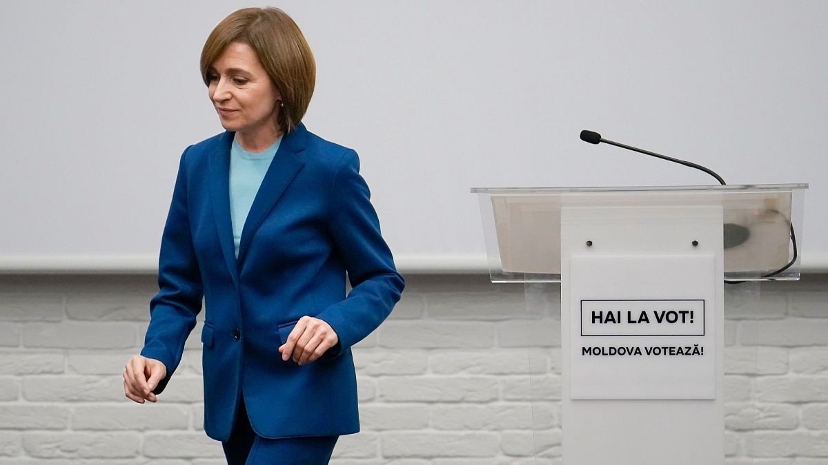 Президент Молдовы Майя Санду у трибуны с надписью &laquo;Hai la vot! Moldova votează!&raquo; на избирательном мероприятии