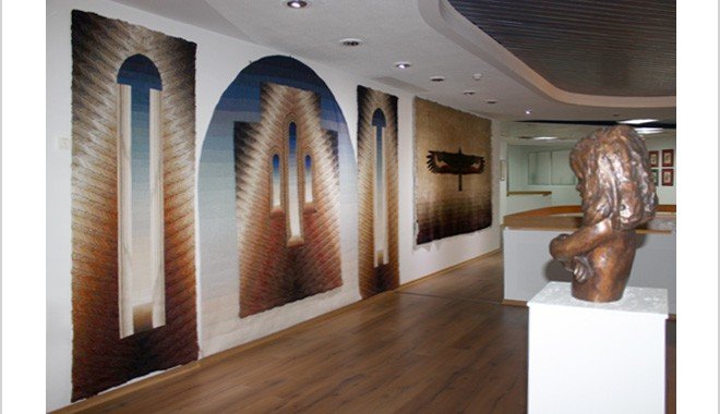 Зал современного искусства с монументальными панно и бронзовой скульптурой в Музее визуального искусства Галаца