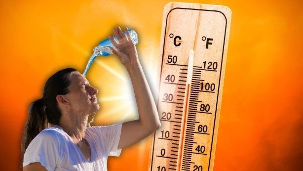 Женщина обливается водой на фоне термометра, показывающего экстремальную жару