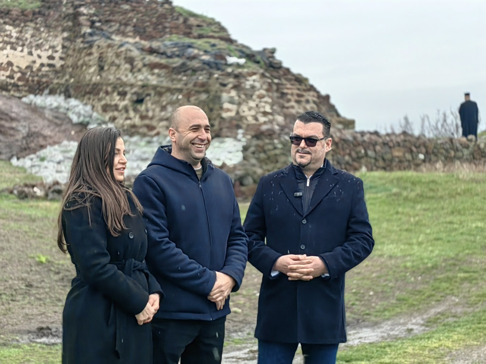 Участники церемонии на фоне каменных стен крепости Русокастро перед началом реставрационных работ