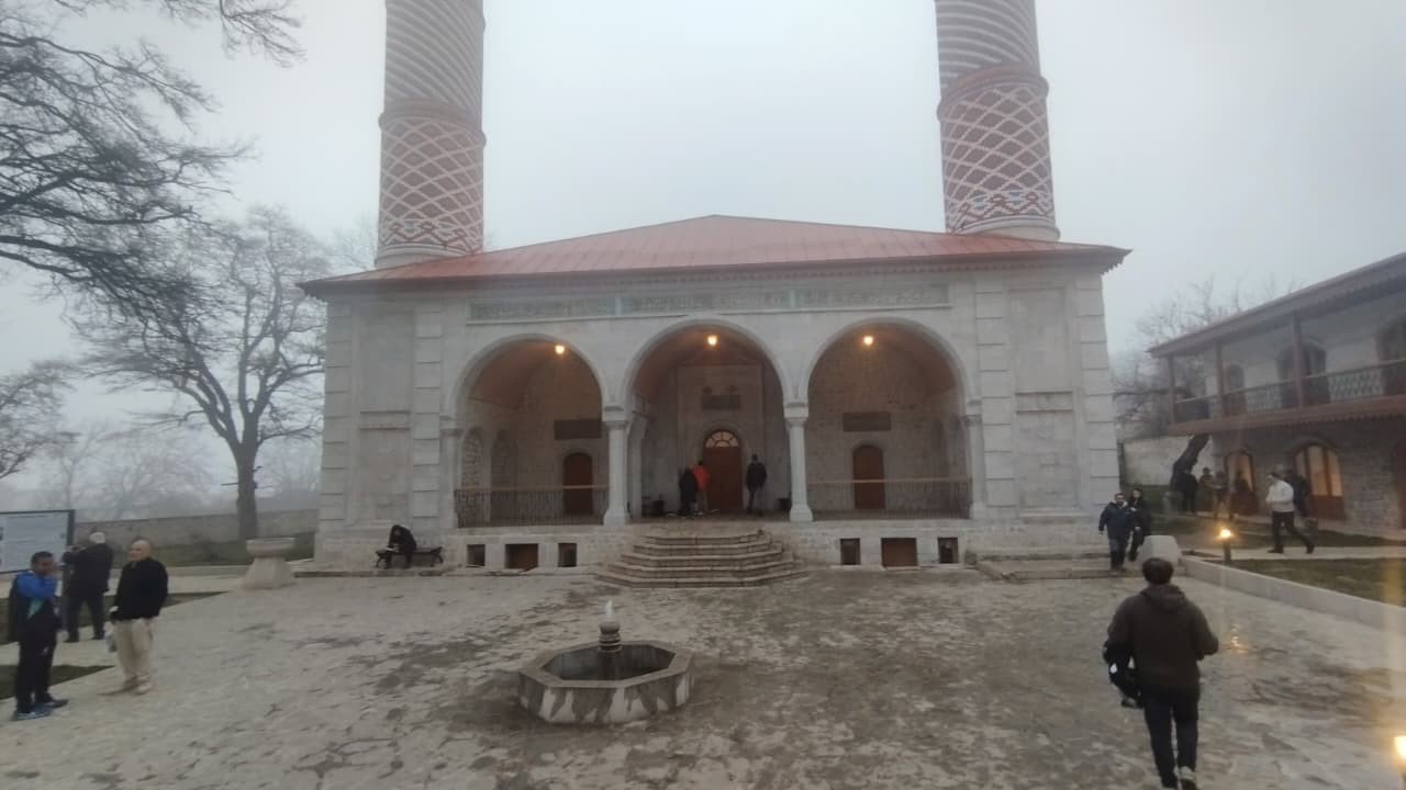 Восстановленная мечеть с двумя минаретами в Шуше, которую осматривают иностранные гости