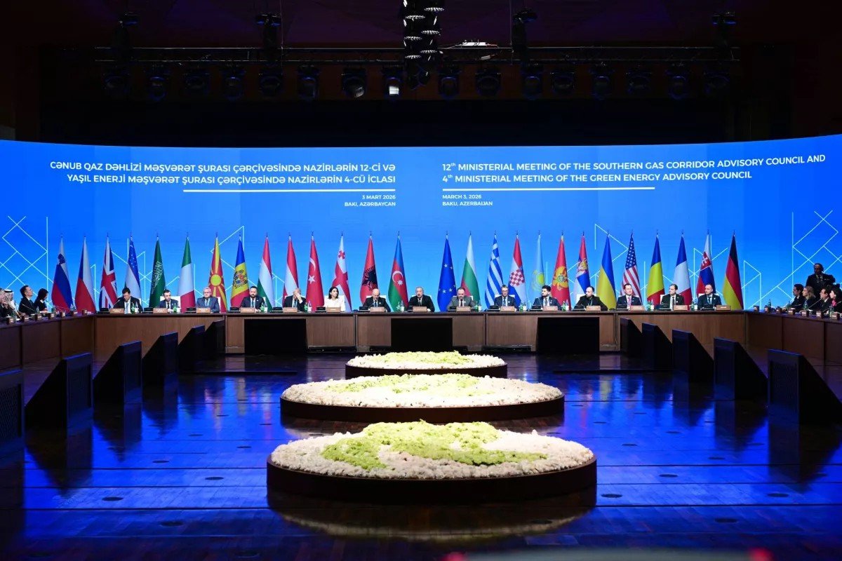Общий план 12-го министерского заседания Консультативного совета Южного газового коридора в Баку с делегатами за столом и флагами стран-участниц