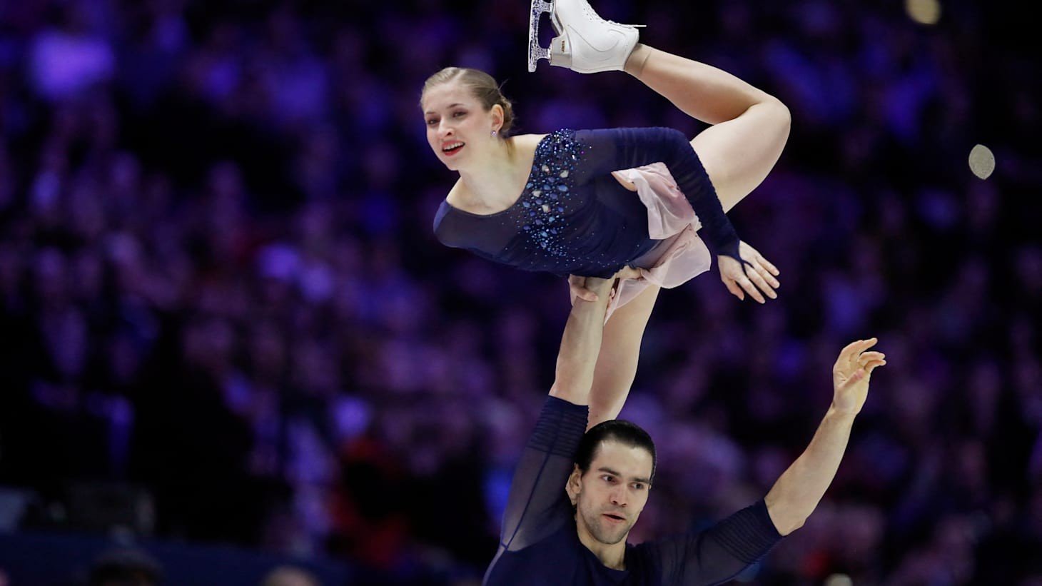 Минерва Хазе и Никита Володин выполняют поддержку на льду