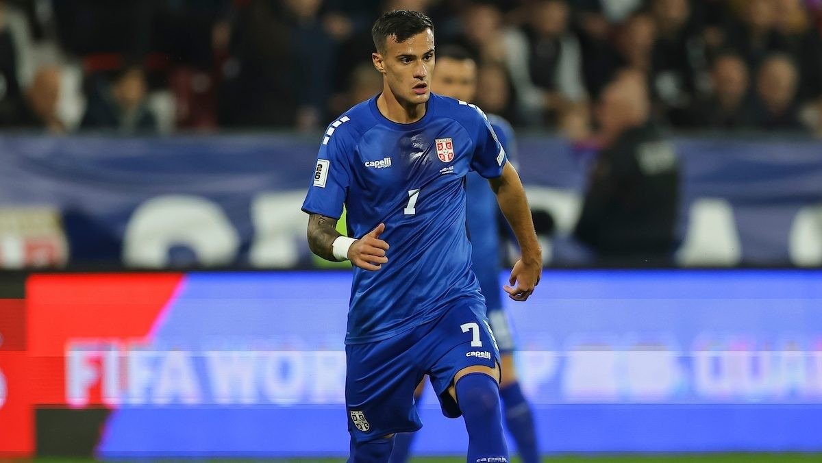 Футболист сборной Сербии в синей форме на поле