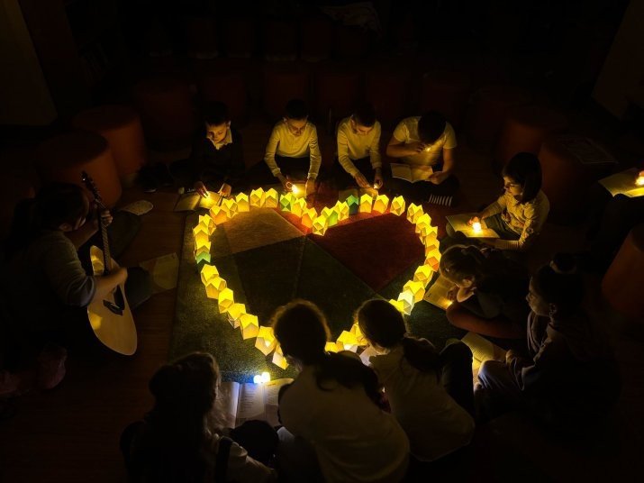 Дети вокруг светящегося сердца из фонариков на акции «Час Земли»