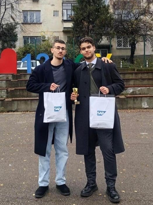 Атанас Чобанов и Калоян Николов с наградами Национального осеннего турнира по ИТ «Джон Атанасов»