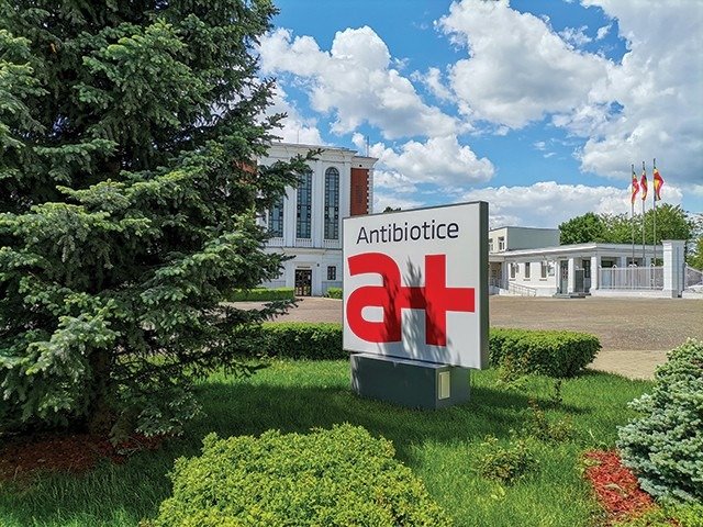 Главное здание фармацевтической компании Antibiotice в Яссах с фирменной вывеской на переднем плане