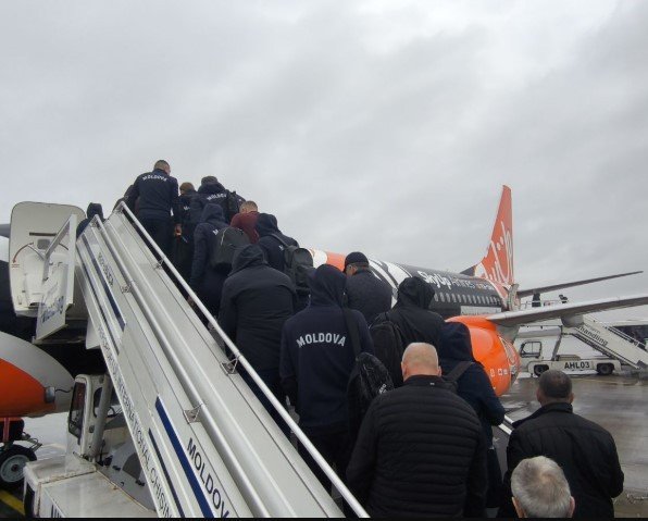 Делегация сборной Молдовы поднимается по трапу самолёта в аэропорту Кишинёва перед вылетом на Кипр