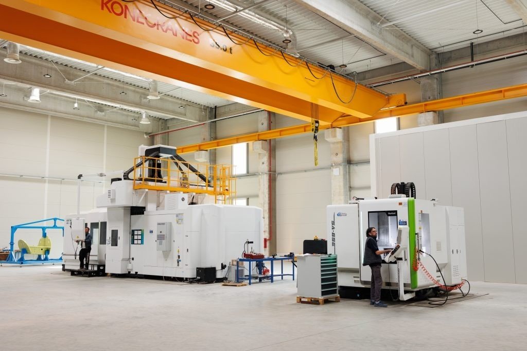 Обрабатывающий центр с ЧПУ и мостовой кран Konecranes в производственном цехе центра TGA