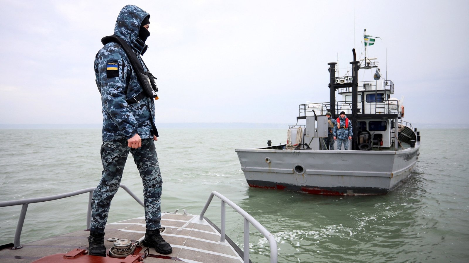 Украинские военные моряки на патрульном судне в Чёрном море