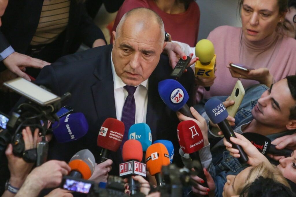 Лидер ГЕРБ Бойко Борисов в окружении журналистов и микрофонов болгарских телеканалов