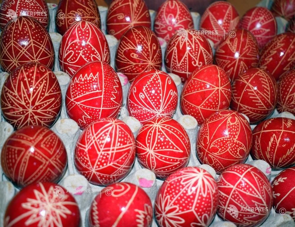 Традиционные румынские красные пасхальные яйца с геометрическими узорами, расписанные вручную в народной технике