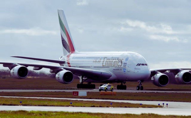 Самолет Emirates Airbus A380 на взлетной полосе — иллюстративное изображение для контекста ОАЭ. Фото: Novinite