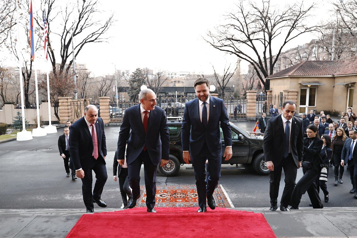 Армянские политики поднимаются по красной ковровой дорожке к зданию правительства в Ереване