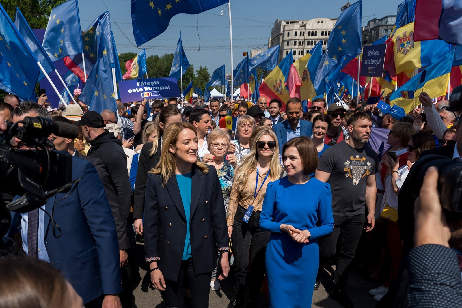 Проевропейский митинг в Кишинёве с участием президента Европарламента Роберты Метсолы и президента Молдовы Майи Санду среди сторонников с флагами ЕС и Молдовы