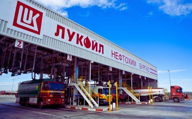 Нефтеперерабатывающий завод «Лукойл Нефтохим Бургас» — крупнейший НПЗ на Балканах — с автоцистернами на терминале загрузки