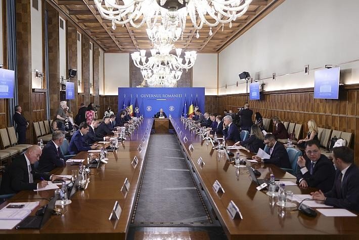 Заседание правительства Румынии под руководством премьер-министра Илие Болоджана во дворце Виктория в Бухаресте