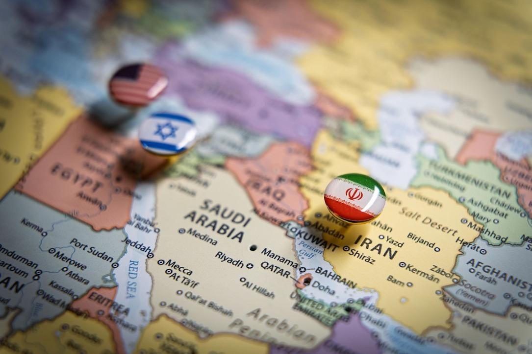 Карта Ближнего Востока с булавками-флагами США, Израиля и Ирана, обозначающими ключевых участников конфликта