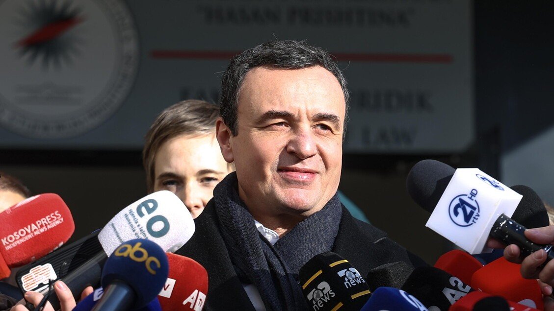 Альбин Курти отвечает на вопросы журналистов в окружении микрофонов