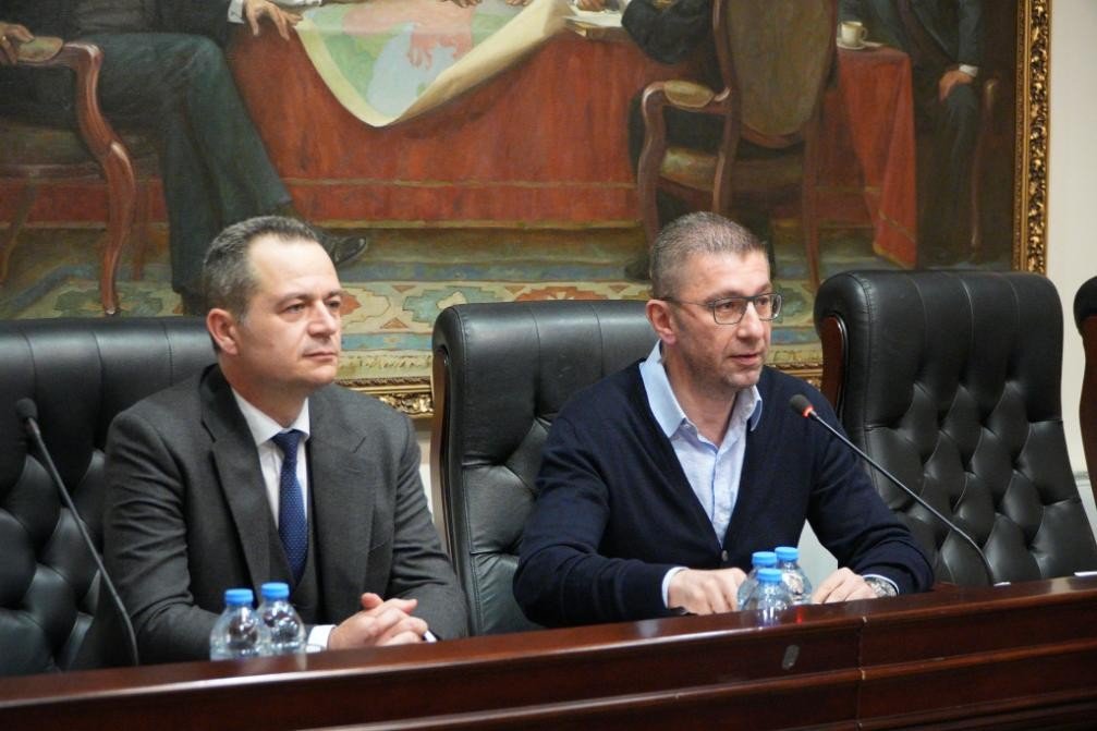 Лидеры ВМРО-ДПМНЕ на пресс-конференции в правительственном здании на фоне исторической картины. Фото: Lokalno.mk